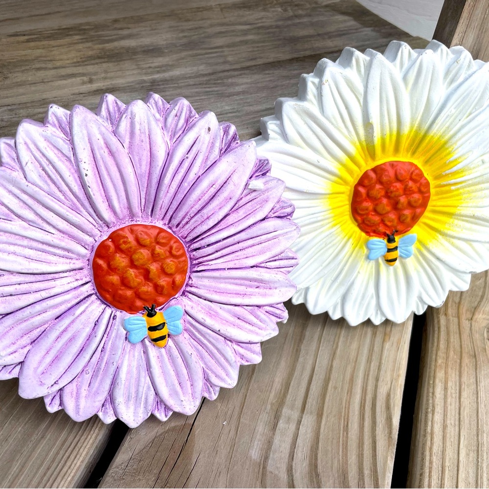 2 Home & Garden Bee/Flower Stepping Stone Flower Yard Decor white & purple